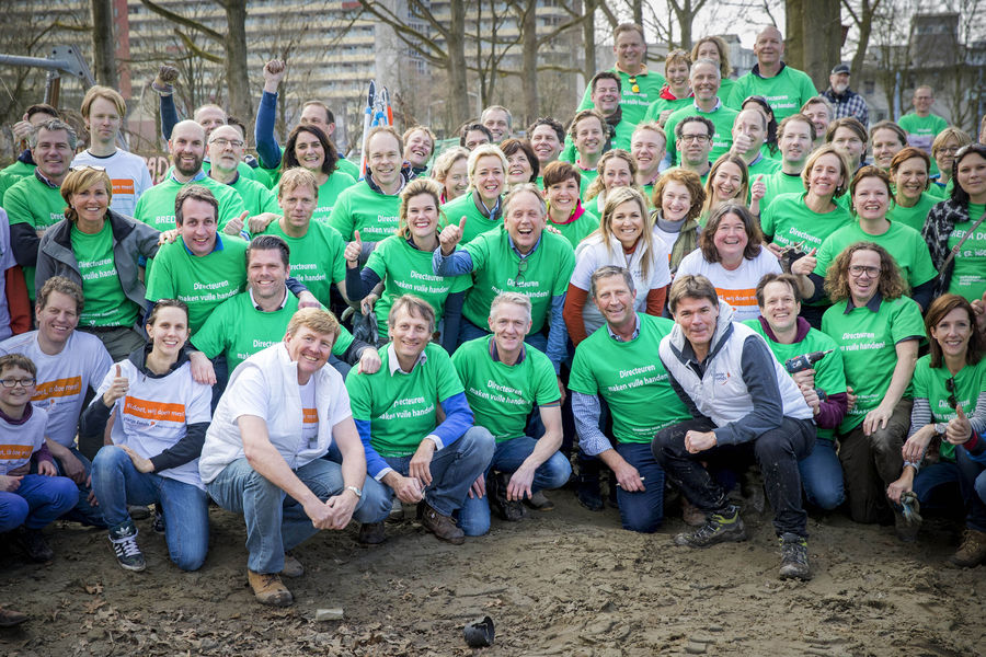 Almelose ondernemers, samen met Koning Willem-Alexander en Koningin Máxima, tijdens NLdoet in Almelo