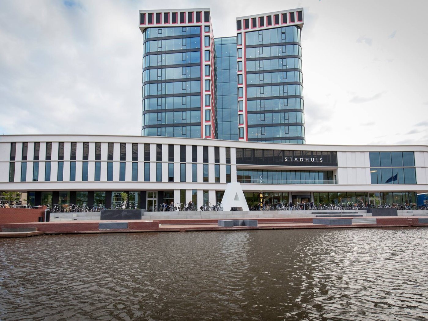 De Vismarkt aan het water in Almelo, met terrassen en de Grote Kerk op de achtergrond